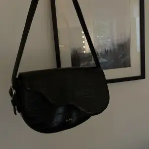 Såå härlig svart väska, älskar hur rymlig å snygg den är