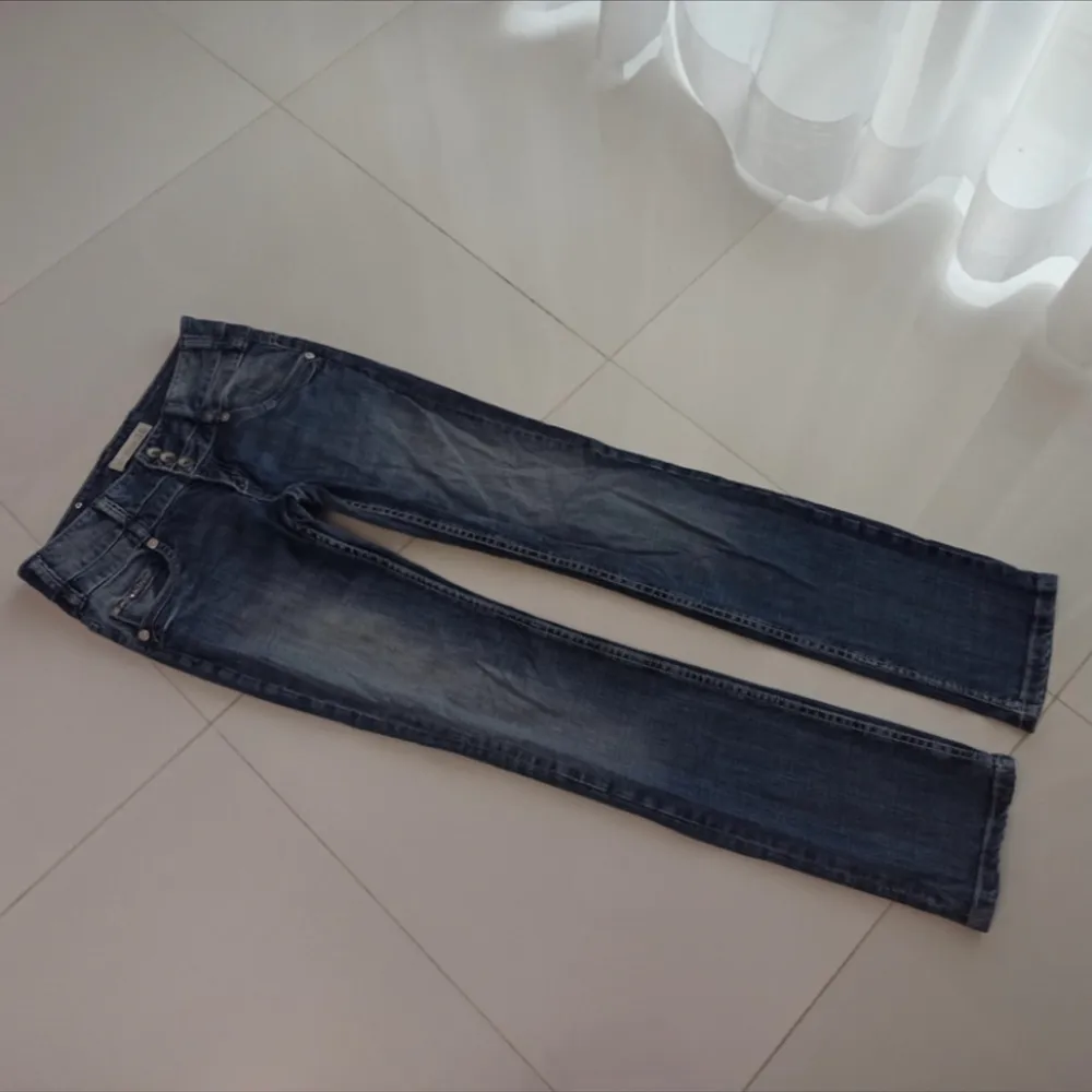 Jättefina lågmidjade vintage jeans med flera knappt som jag säljer då de är lite för små på mig. Köpt second hand men har själv aldrig använt och ser inga defekter på dem💕 De är 36 cm rakt över i midjan och 78 cm i onnerbenslängd . Jeans & Byxor.