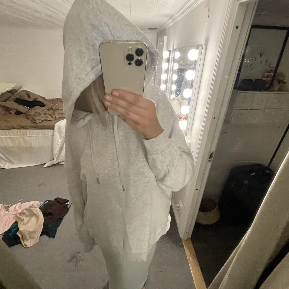 Säljer denna oversize hoddie helt oanvänd. Skriv för fler bilder och vid intresse.🤍. Tröjor & Koftor.