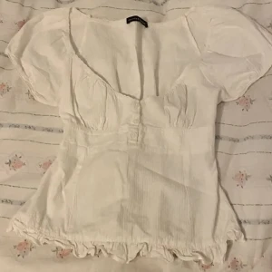 Brandy Melville blus - Jättesöt brandy Melville blus som tyvärr inte sitter så bra på mig. Använd 1 gång och har inga defekter alls❤️ Hör gärna av er vid frågor! storlek är one size men skulle säga S