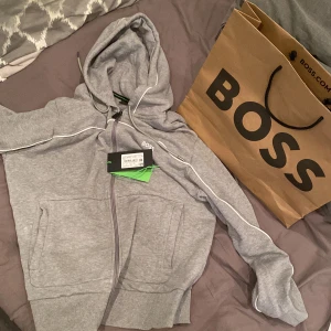 Boss zip upp hoodie  - Hugo boss zip hoodie köpt för några månader sedan i en Hugo boss butik i centrala Stockholm för 1500.