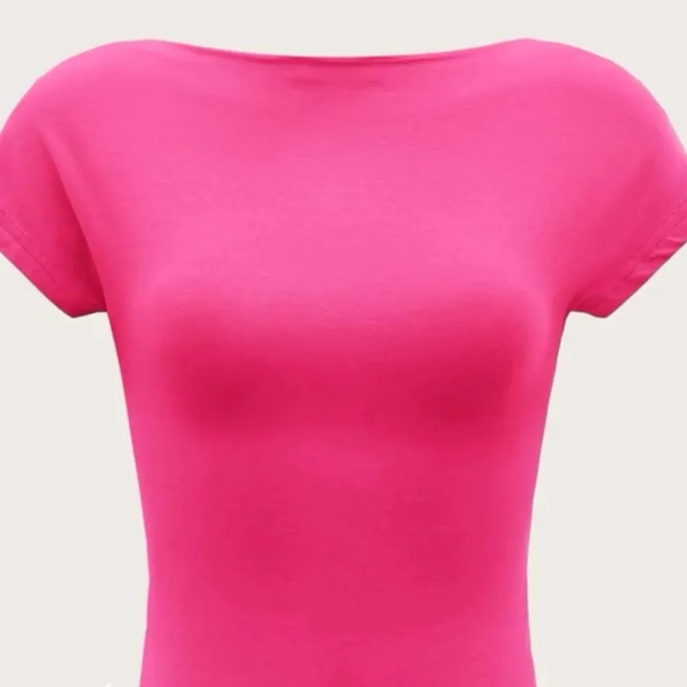 Säljer denna super snygga rosa tshirten med öppen rygg aldrig anvönd bara testad. Pris lsppen är fortfarande på. T-shirts.