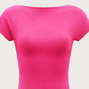 Säljer denna super snygga rosa tshirten med öppen rygg aldrig anvönd bara testad. Pris lsppen är fortfarande på