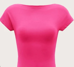 Rosa tshirt - Säljer denna super snygga rosa tshirten med öppen rygg aldrig anvönd bara testad. Pris lsppen är fortfarande på