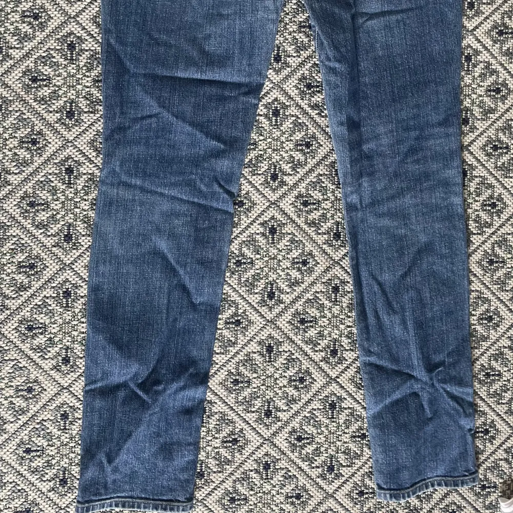 Jätte söta Levis jeans. Ganska smala ner till, men ligger snyggt på skorna. . Jeans & Byxor.