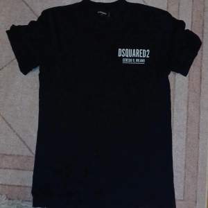 Ny dsquared2 tshirt knappt använd. Säljer pga att den e för liten. Den är äkta, kostar 3500 nypris 