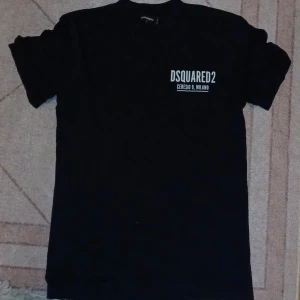 Dsquared2 t shirt - Ny dsquared2 tshirt knappt använd. Säljer pga att den e för liten. Den är äkta, kostar 3500 nypris 