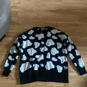 Tröja - Tröja i fint ”komönster” och är tjockt stickad, perfekt nu när hösten kommer! Aldrig använd!  200 kr + frakt, storlek onesize 