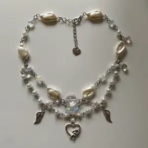 Halsband med en ängelberlock, vingberlocker, glas&akrylpärlor🌫🕊   
