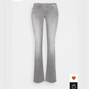 søker!!! ønsker å kjøpe disse buksene i str w 24-25/34-36❤️vær så snill å kontakt om du selger slike eller vet om noen🥰