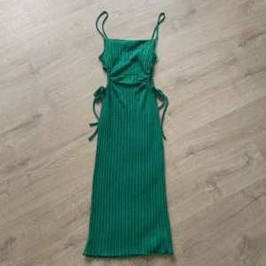 Grön klänning med cutouts på sidan - Använd 2 ggr