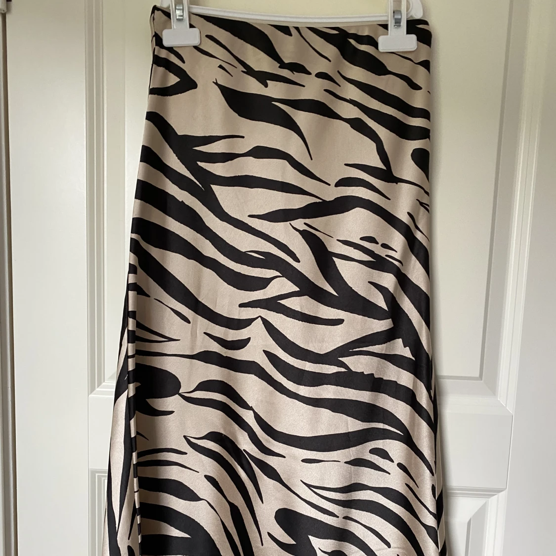 Mönstrad silkes kjol