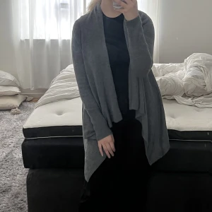 Grå kofta  - Fin stickad kofta från hm, storlek XS