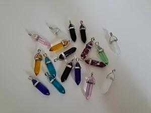 Kristaller/smycken - Kristaller i olika färger. Funkar jättebra som smyckestillbehöver. Har själv använt både som örhängen och halsband. 10kr/st eller hela paketet för 80kr