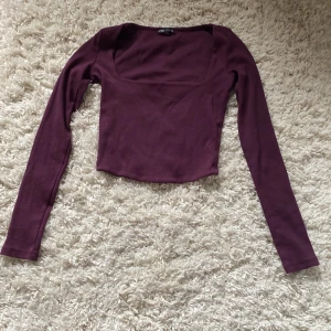 Fin topp💜 - Säljer denna fina tröja som jag tidigare köpt på sellpy. Den har dock inga tecken på användning. Den har tyvärr aldrig kommit till användning för mig.🤍