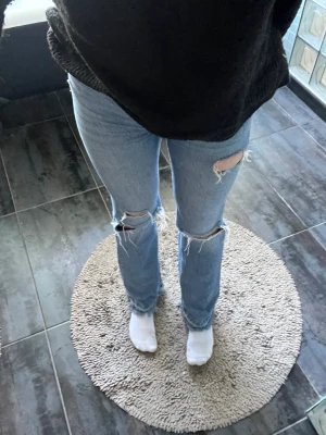 Högmidjade jeans - Håliga högmidjade jeans med bootcut!💥Supersnygga men lite för tajta på mig 😛☀️