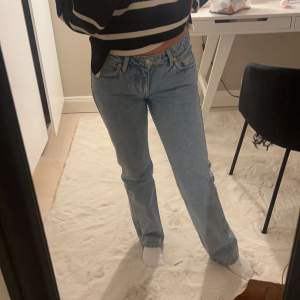 Säljer mina weekday jeans i modellen arrow low waist, storlek 25 32💘 