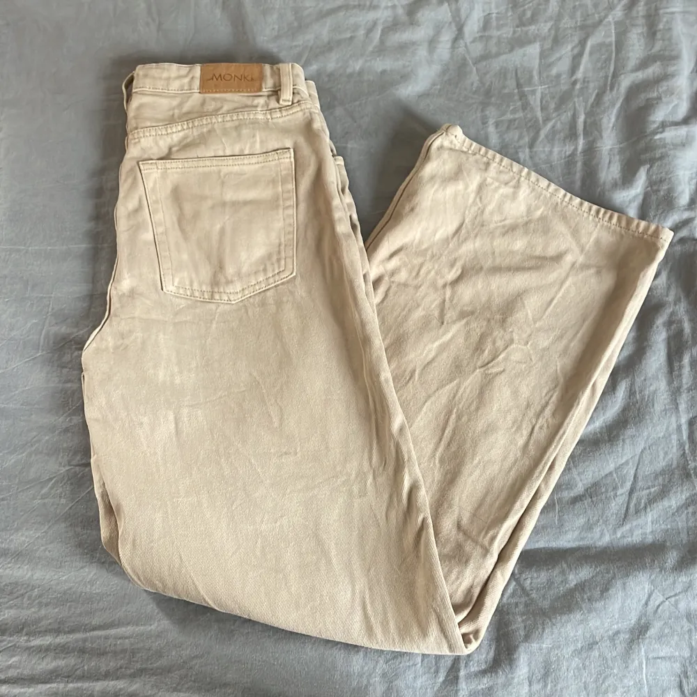 säljer mina monki jeans som är i nyskick och är knappt använda. för att jag tyvärr inte fått användning av dem, köpte dem för 400. Jeans & Byxor.