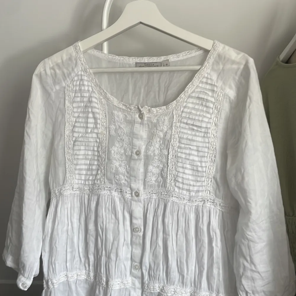 Säljer denna JÄTTEGULLIGA vita blusen med ett så fint mönster. Köpt secondhand men är från märket smilla, storlek S. Jättebra skick och inga som helst defekter💓💓. Blusar.