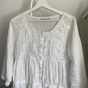 Säljer denna JÄTTEGULLIGA vita blusen med ett så fint mönster. Köpt secondhand men är från märket smilla, storlek S. Jättebra skick och inga som helst defekter💓💓