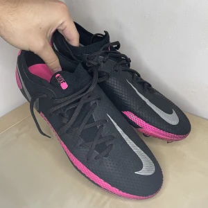Nike Phantom GT Pro  - Fina fotbollsskor som inte kommer till användning längre.  Nike Phantom GT Pro  Skick: 8/10 Strl: 42,5