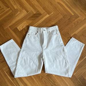 Jeans från H&M i en vit/beige färg strl 34. Har någon fläck på ena benet, men går nog att tvätta bort. 