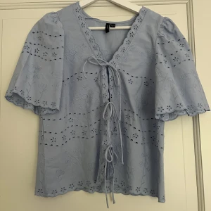 Blå blus - En blå blus från vero Moda, använd en gång. Fråga för fler bilder