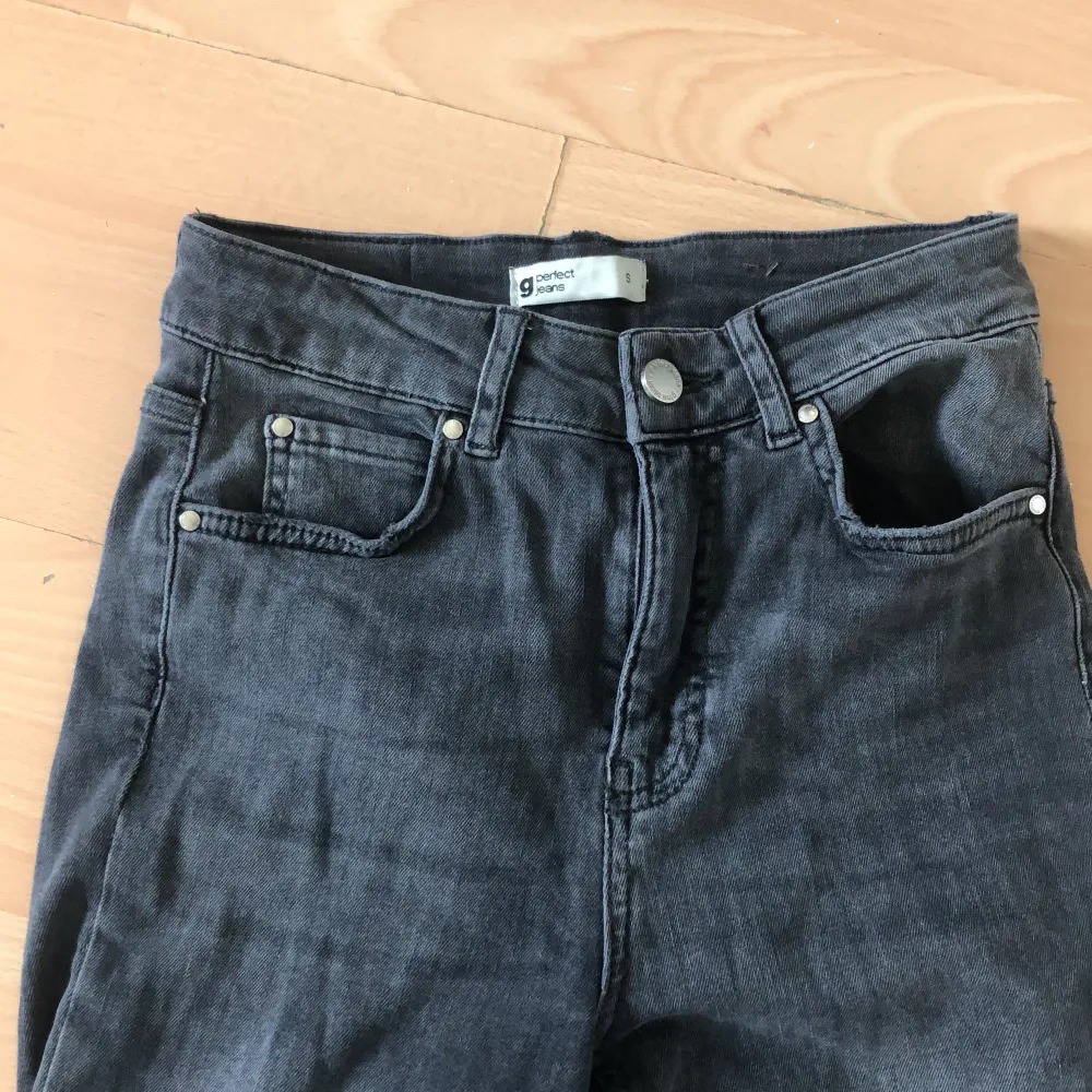 Säljer ett par mörk gråa jeans från Gina tricot. Säljer dem då de inte blivit använda någon gång, dem är lite små i storleken. Skicka för mer information eller bilder.💗. Jeans & Byxor.