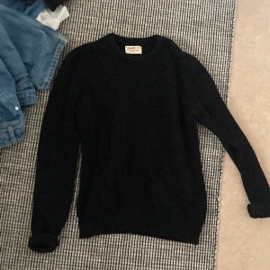 Svart stickad tröja - Stickad tjocktröja! Både snygg och skön, perfekt till hösten och vintern😍🙏🏼