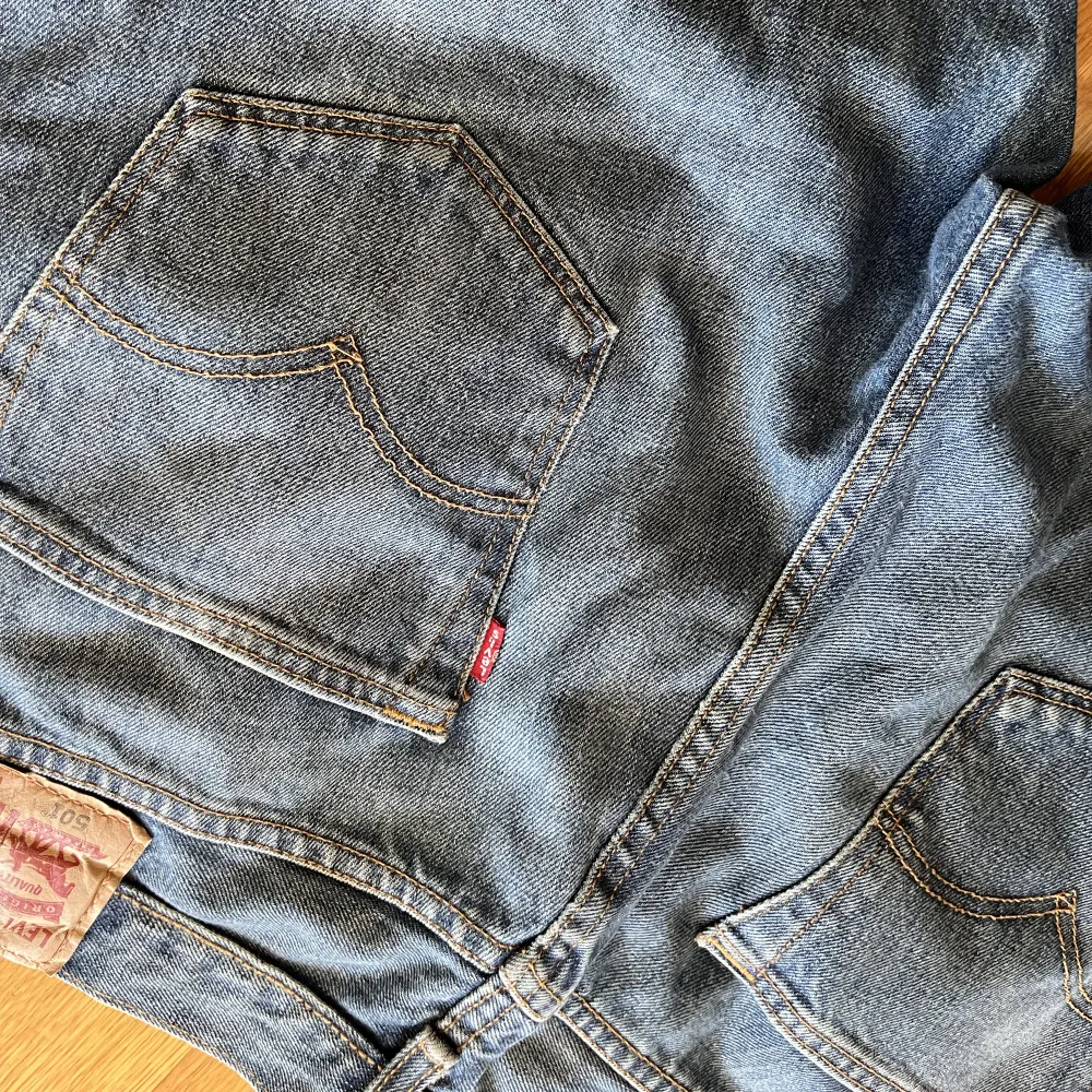 Levis 501 Jeans i storlek 34/32. Väldigt bra skick! Finns som inga defekter förutom lappen som är lite sliten. Fraktas över hela Sverige 🇸🇪 . Jeans & Byxor.