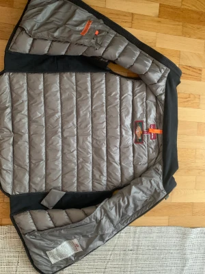 Parajumper väst  - Ny skick. Kvitto finns med bara o scanna koden för o se att den är äkta. 