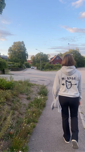 Mi amore hoodie - säljer min mi amore hoodie i nyskick köpt för 2000kr på zalando och slutsåld   