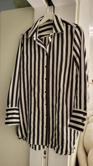 Randig skjorta  - Randig skjorta från h&m i nyskick! Ställ gärna frågor om du har några funderingar! 