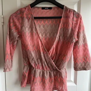 Missoni inspirerad tröja  - Hejjj :) Säljer min inspirerade missoni tröja från BikBok. Sååå snygg men kommer tyvärr inte till användning längre. Det är storlek L men skulle personligen säga att den funkar som S/M också (onesize) 💖💖