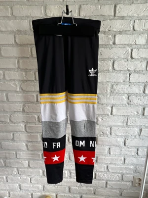 Adidas träningsbyxor  - Flerfärgade adidas träningsbyxor. Storlek UK 6 eller XS. 