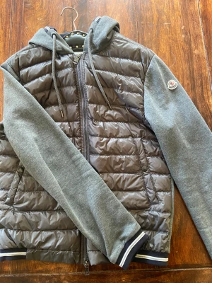Moncler Cardigan - Säljer min moncler cardigan. Storlek M men sitter som en S. 