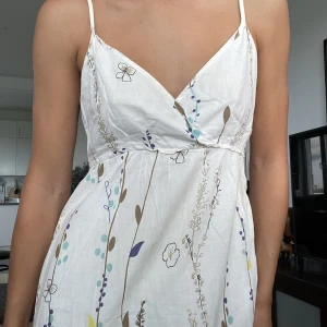 Sommarklänning - Lång klänning med blommigt mönster! Inga slitningar förutom innerklännongen som har slitningar, detta syns inte alls när klänningen är på, storlek XS men passar mig som har S🤍