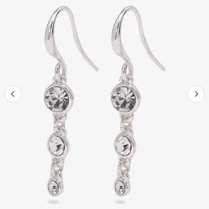 Jätte söta hängande diamant örhängen från pilgrim💘köpta för 300kr säljer för 200💘 aldrig använda💘