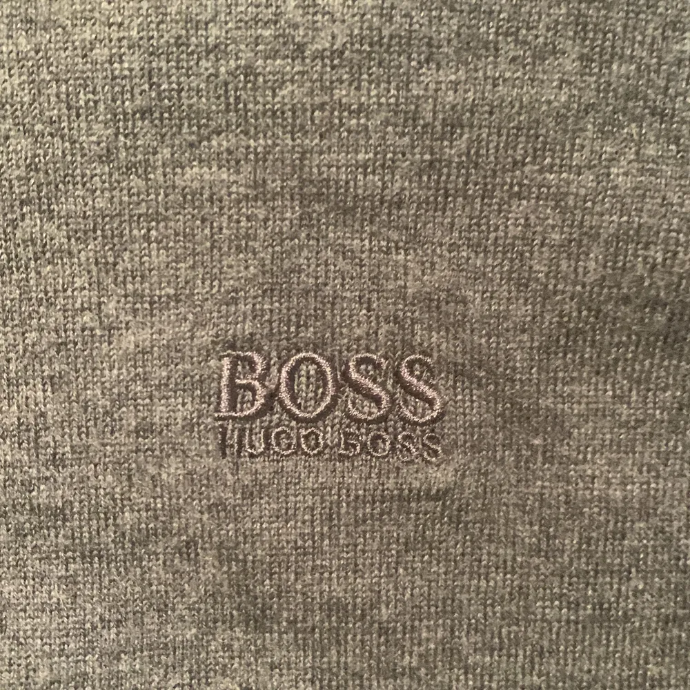 Säljer en Hugo boss tröja i fint skick som är gjord i merinoull. Stickat.