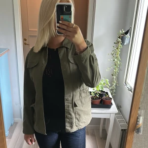 grön höst jacka - grön jacka från kappahl, använd fåtal gånger. är i barnstorlek 170 ( jag är 172 och bär vanligtvis M/38) fraktpris tillkommer! kolla gärna in mina andra annonser 💕💕