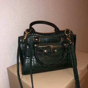 Väska  - Mörkgrön väska 