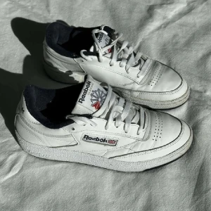 Reebok - Vita reebok skor i storlek 37,5