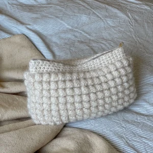 Necessär  - Intressekoll på dessa necessärer som jag handvirkar, för egna bilder skriv så skickar jag, kan virka i flertal färger som du väljer själv bland, kan även göra mindre och större modeller 💗