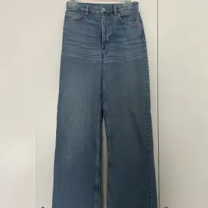 Blåa jeans från Monki. Endast använda ett fåtal gånger. Säljs pga att de har blivit för små. 