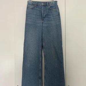 Blåa jeans  - Blåa jeans från Monki. Endast använda ett fåtal gånger. Säljs pga att de har blivit för små. 
