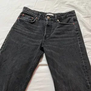 Mörkgrå/svarta jeans från zara i strl 38. 