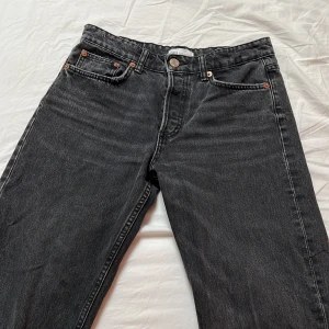 Mörkgrå jeans - Mörkgrå/svarta jeans från zara i strl 38. 