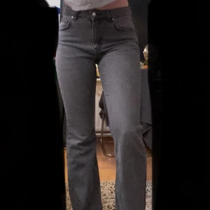 Gråa jeans  - Säljer dessa grå perfect jeans från Gina Tricot då dom aldrig kommer till andväning, nypris: 499kr💕