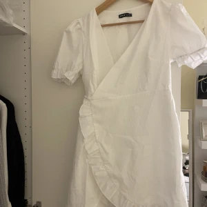 Omlott klänning - Aldrig använd. Var tänkt som studentklänning men hittade en annan så denna kom inte till användning. 