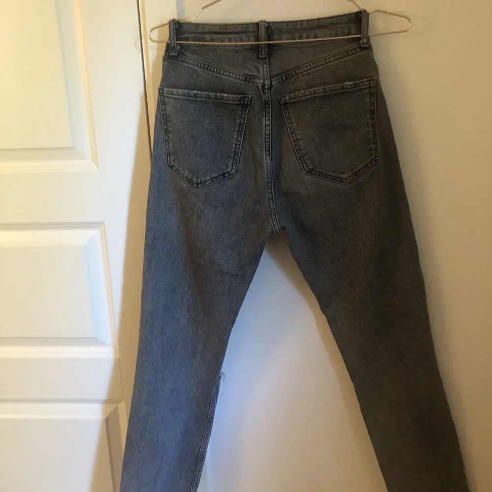 Grå/svarta jeans med slitning . Jeans & Byxor.